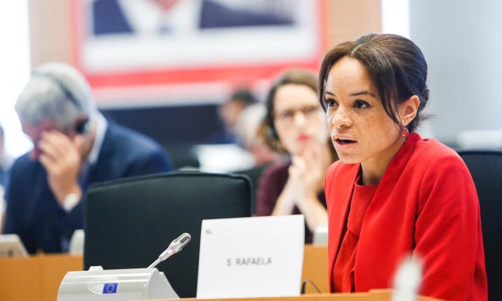 Ολλανδή πολιτικός ζητάει ποινική δίωξη της Ολλανδίας από την ΕΕ για «θεσμικό ρατσισμό»